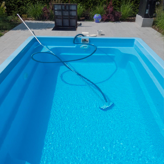 Entretien de piscine avec robot aspirateur en fonctionnement