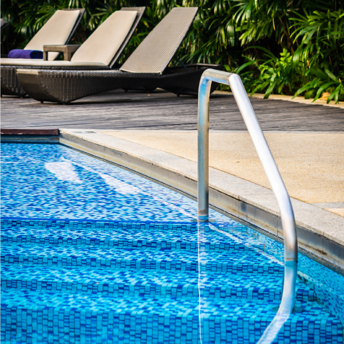 Piscine propre et entretenue avec accès escalier et margelles