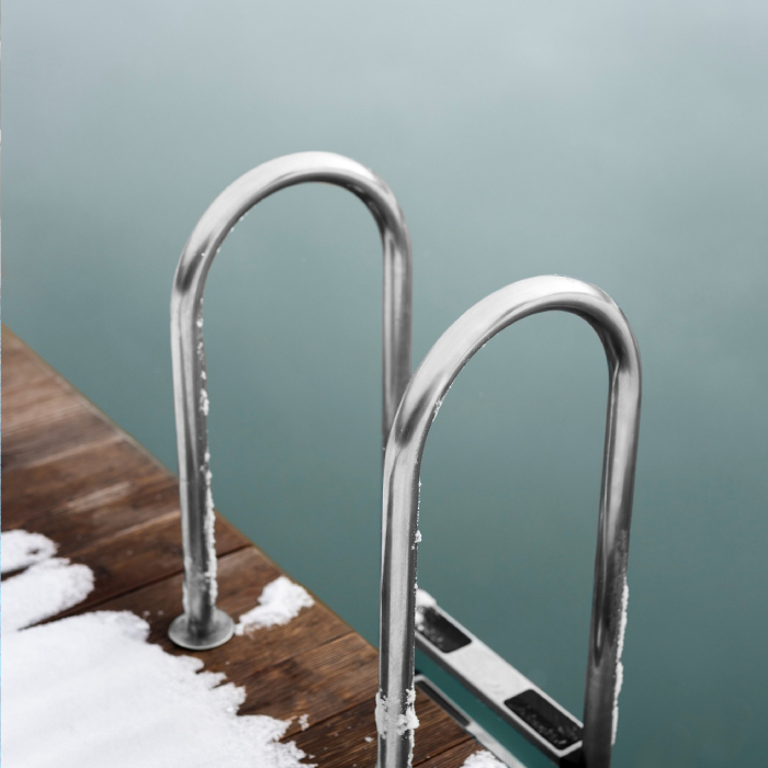 Hivernage de piscine : sécurisation et protection du bassin en hiver